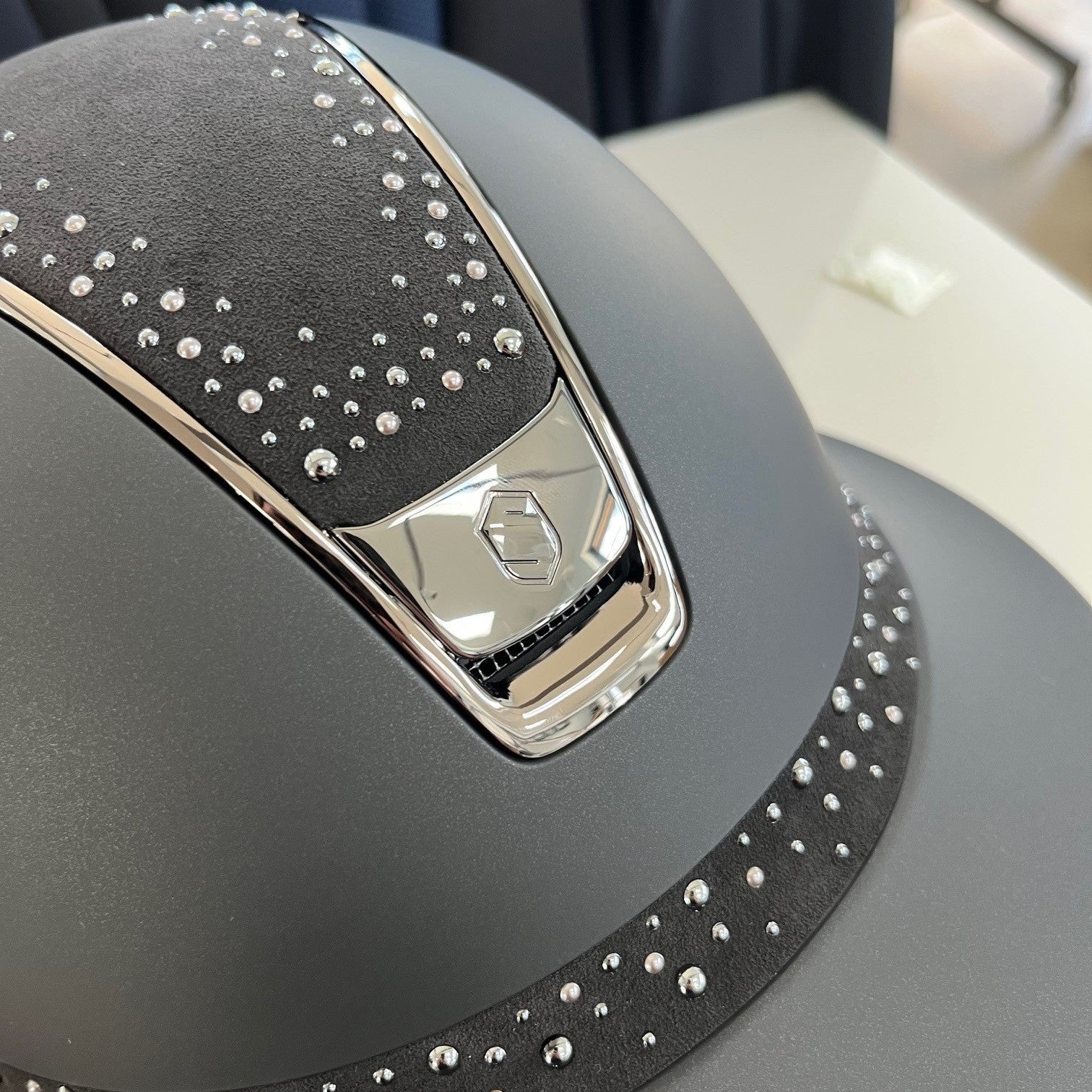Samshield MissShield 2.0 Black with night pearl top and frontal band M- in stock and ready to ship!