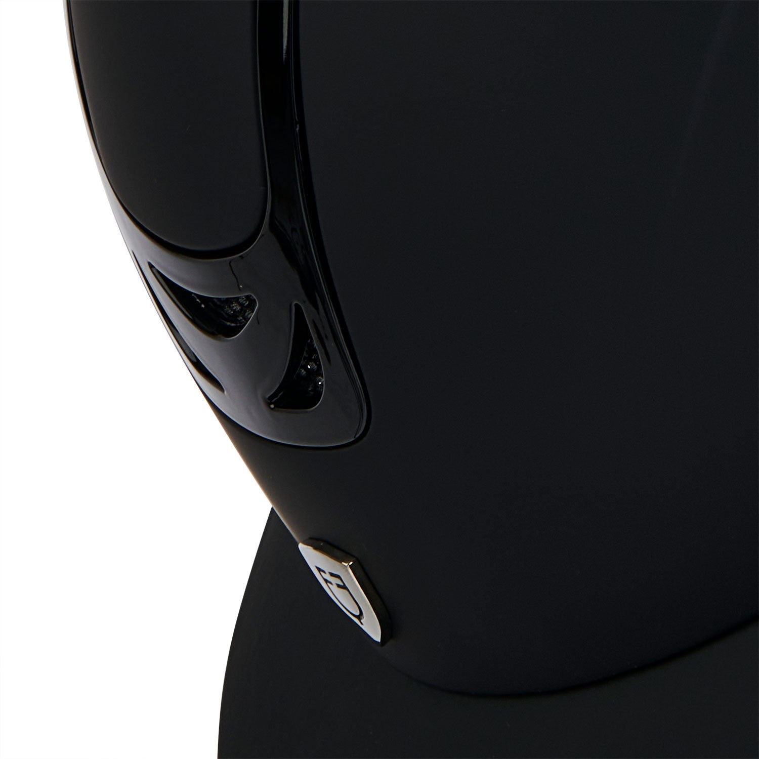 Ultra-light helmet with silk-effect shell