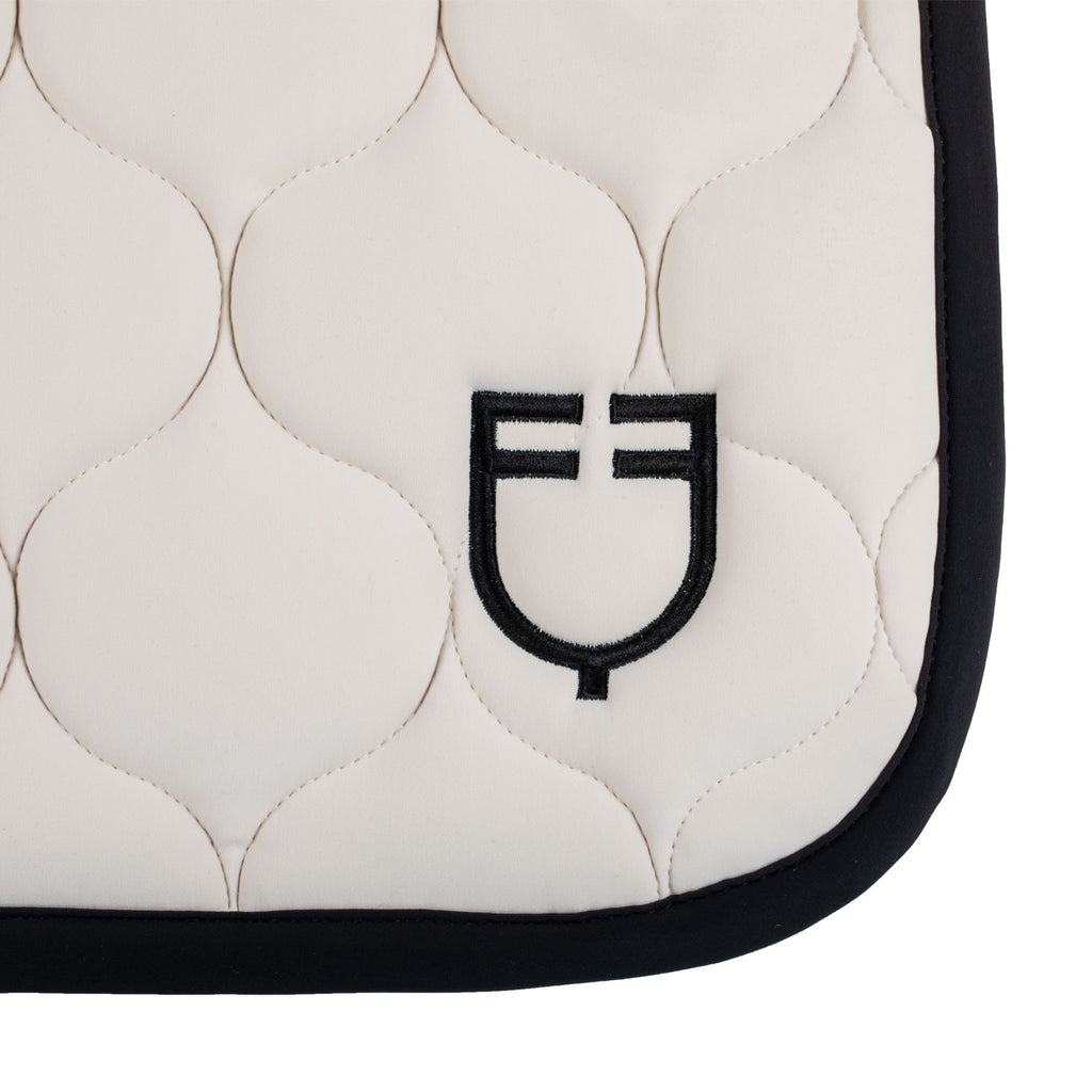 Jumping saddle pad with onion quilting
