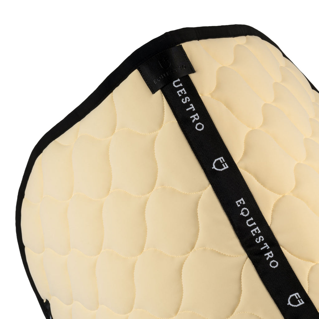 Jumping saddle pad with onion quilting