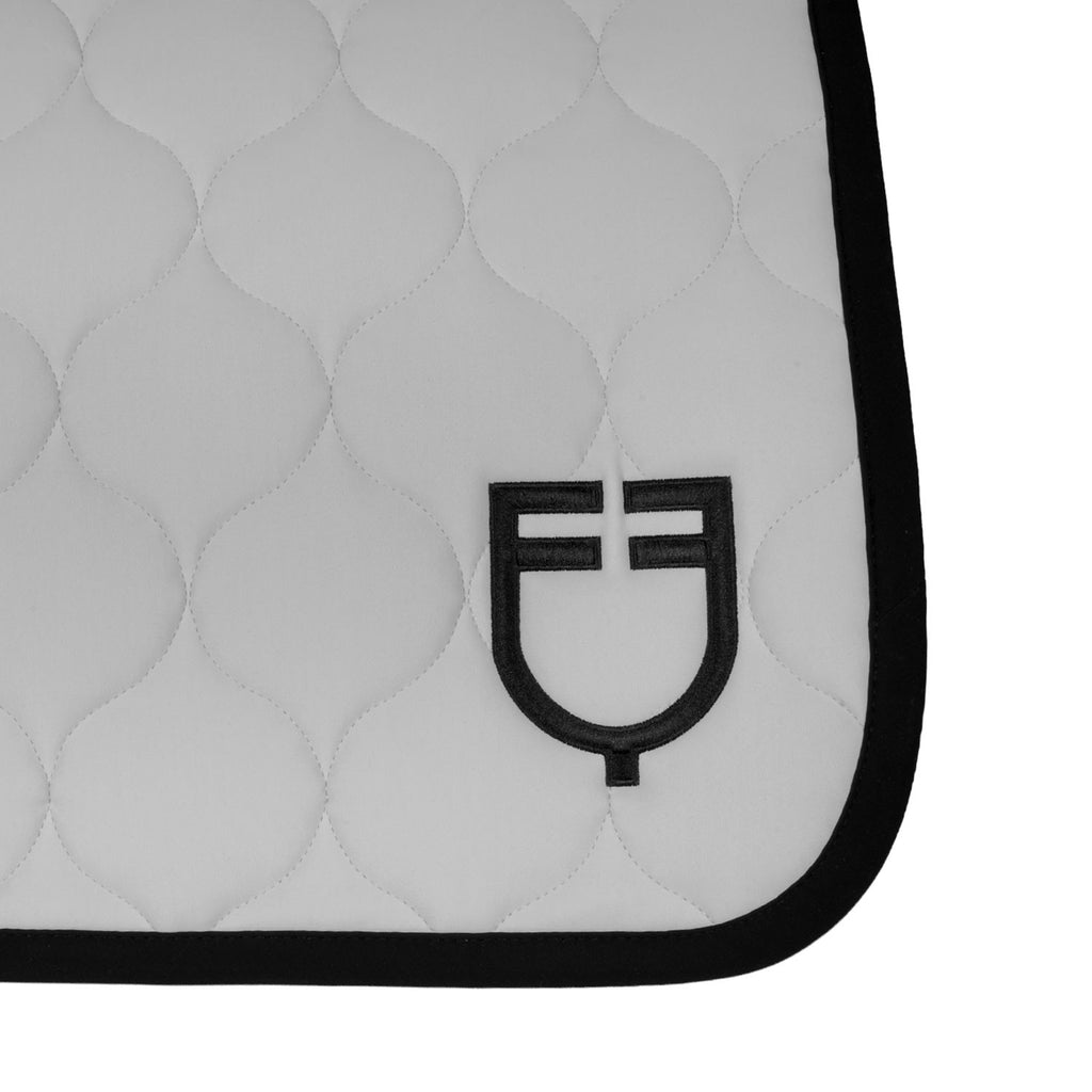 Jumping saddle pad with onion quilting