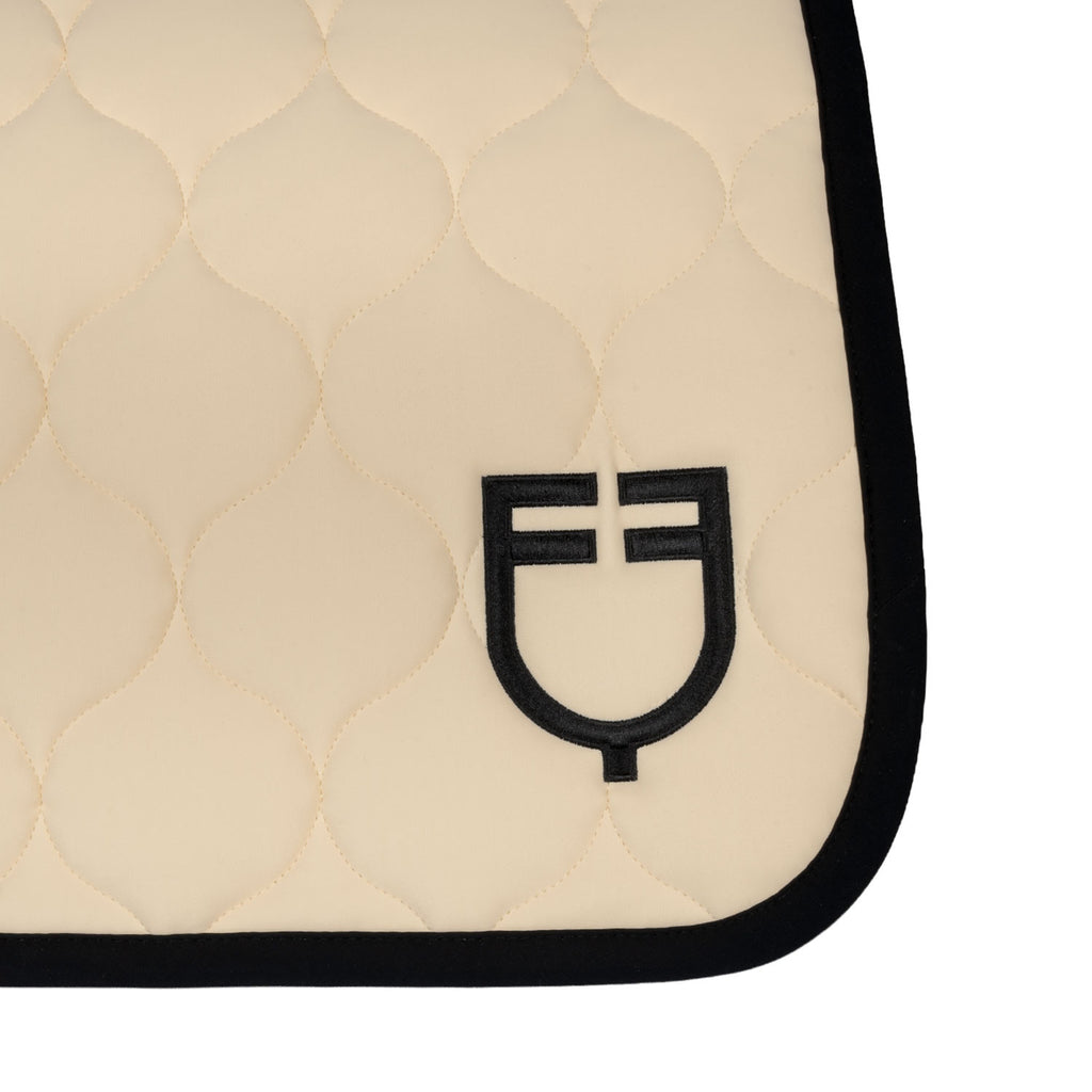Jumping saddle pad with onion quilting