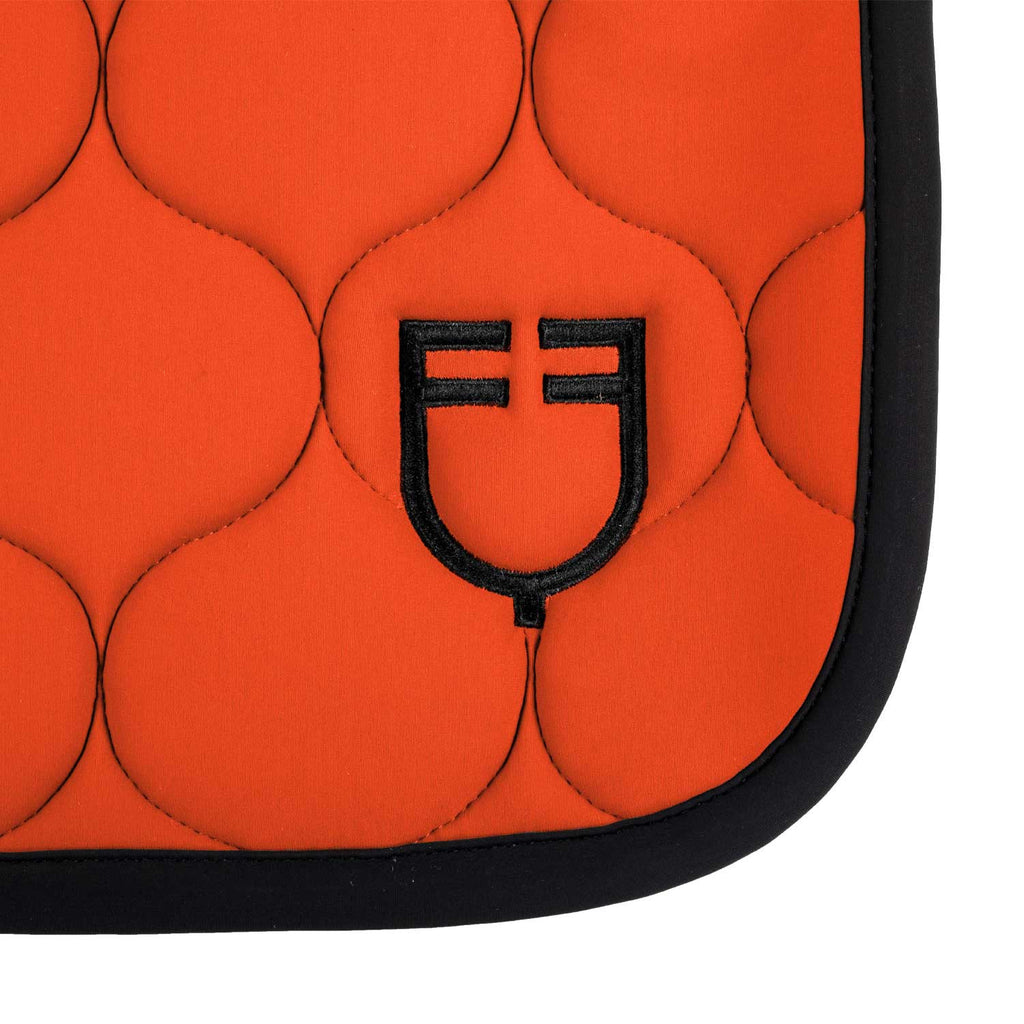 Jumping saddle pad with onion quilting