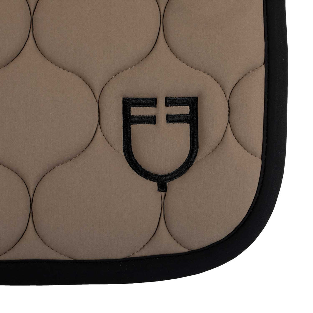 Jumping saddle pad with onion quilting