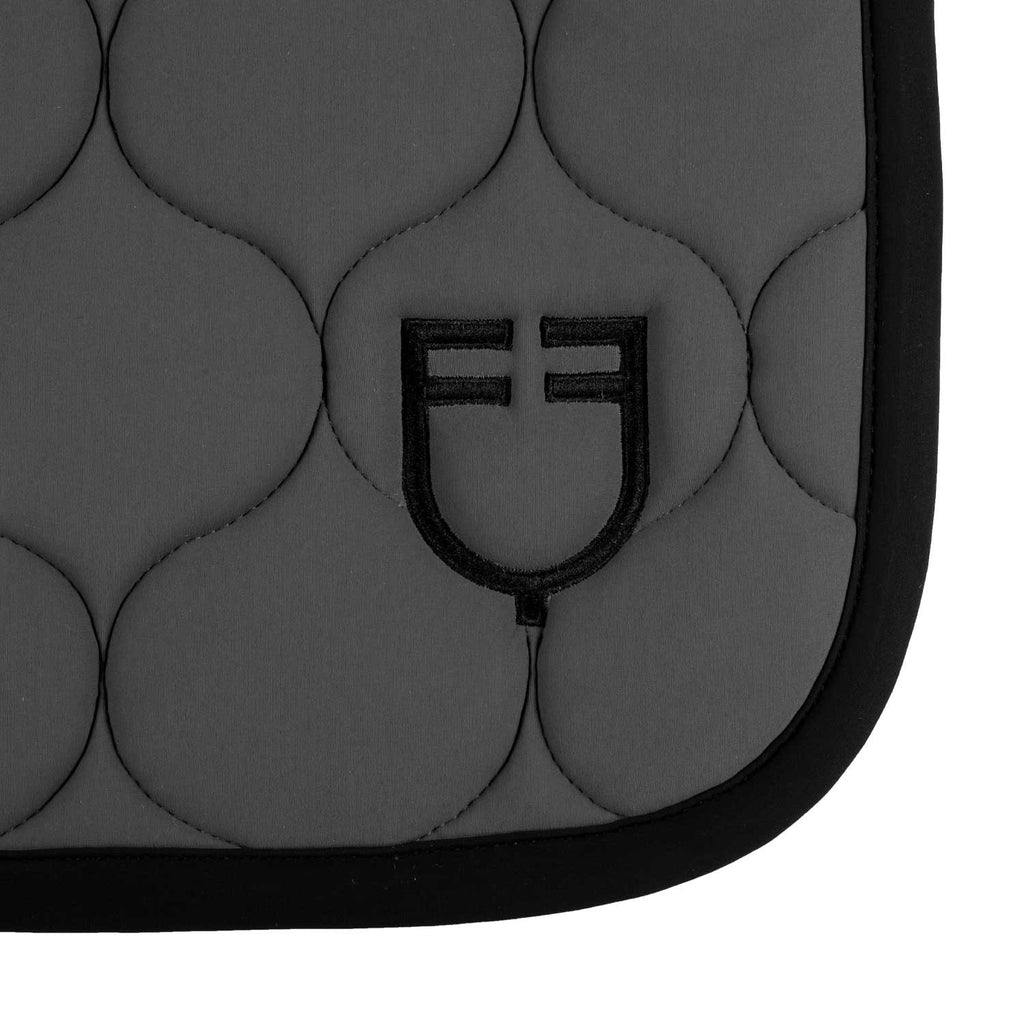 Jumping saddle pad with onion quilting