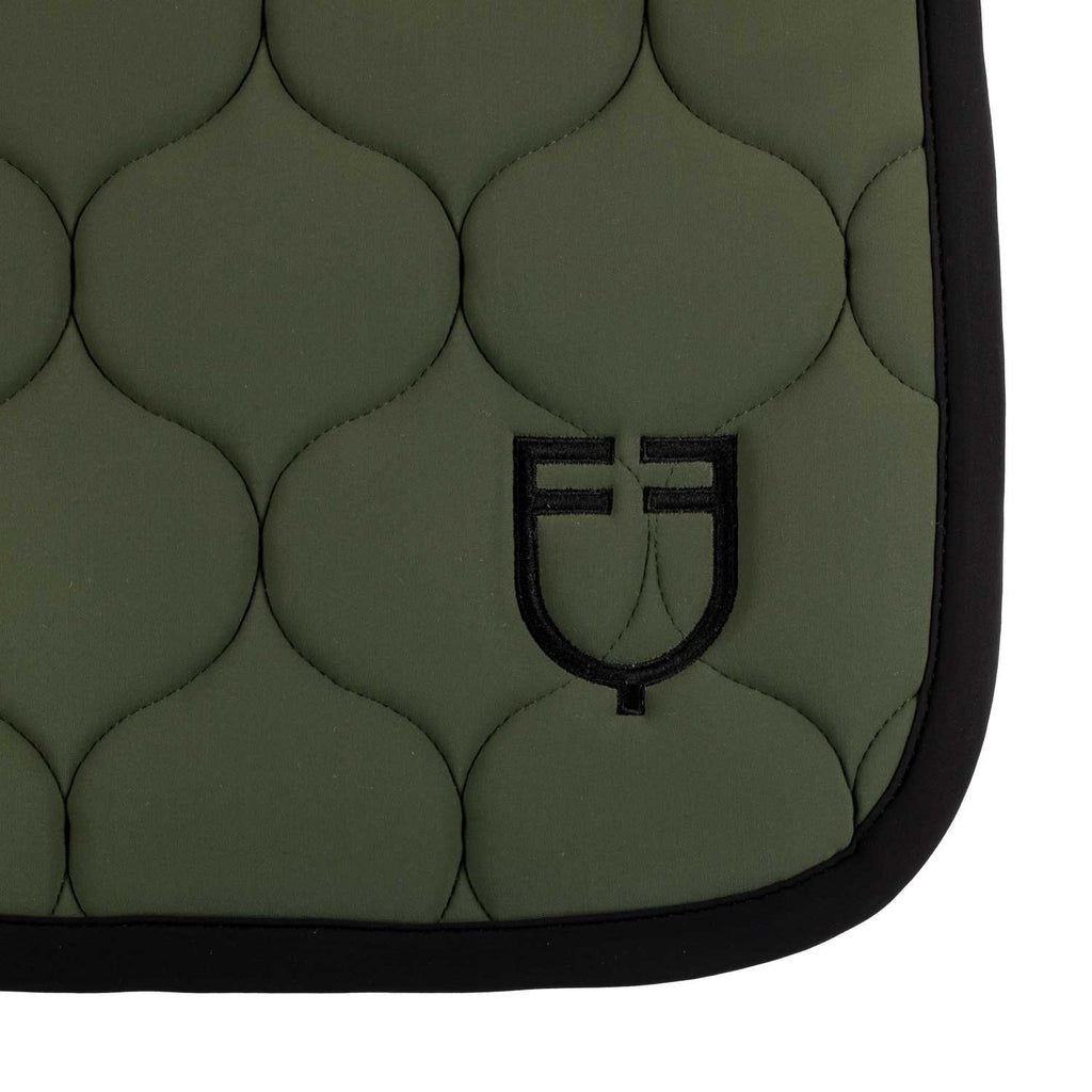 Jumping saddle pad with onion quilting