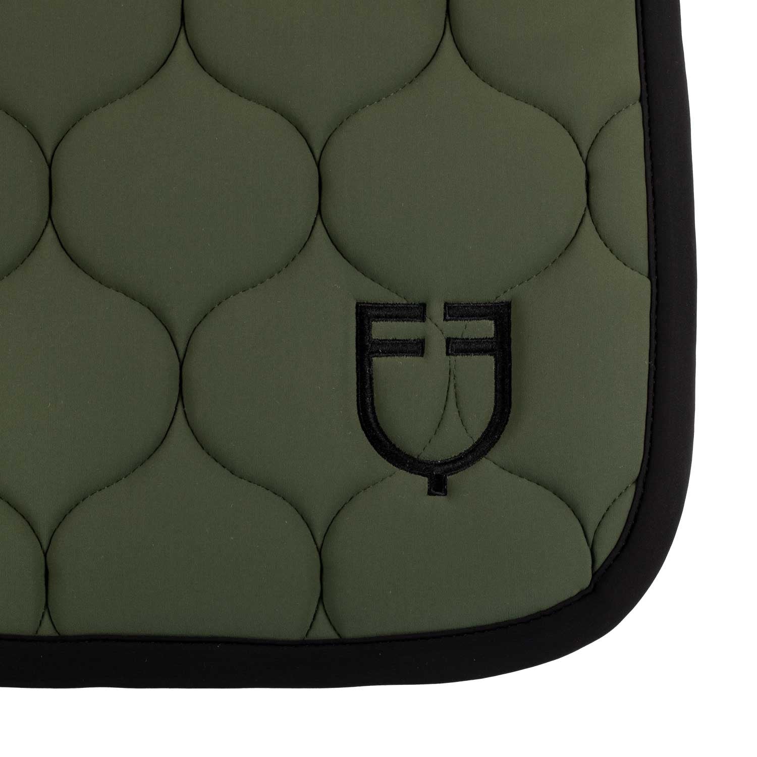Jumping saddle pad with onion quilting