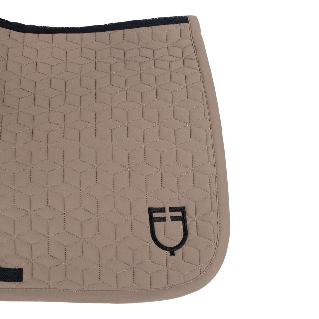 Jumping saddle pad cube quilting