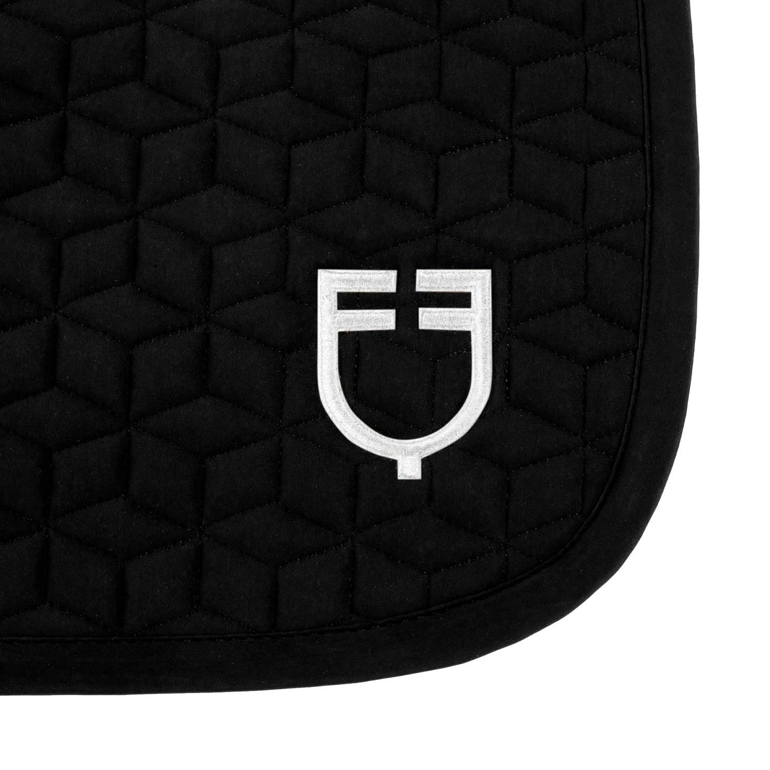 Jumping saddle pad cube quilting