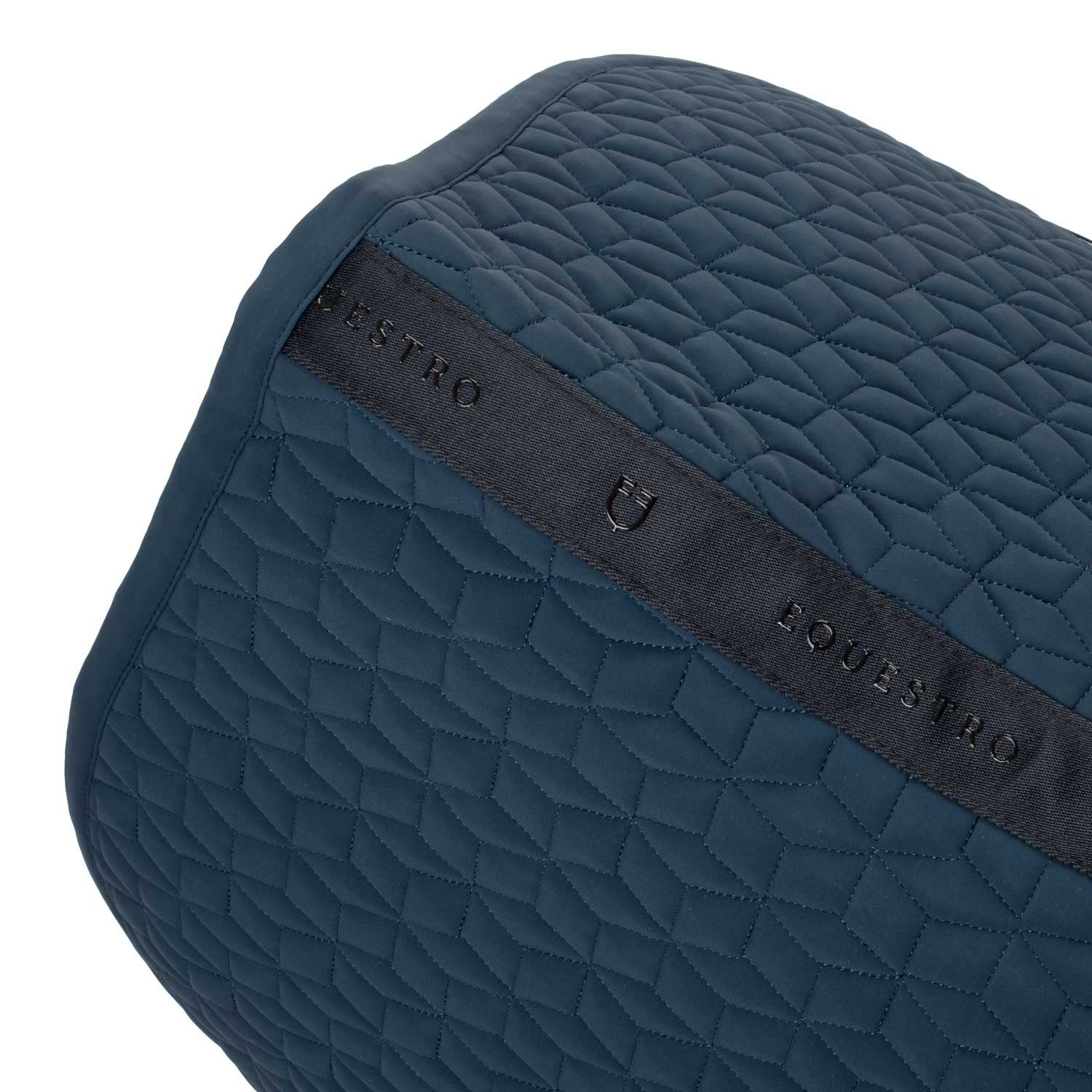 Jumping saddle pad cube quilting