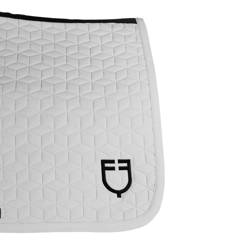 Jumping saddle pad cube quilting