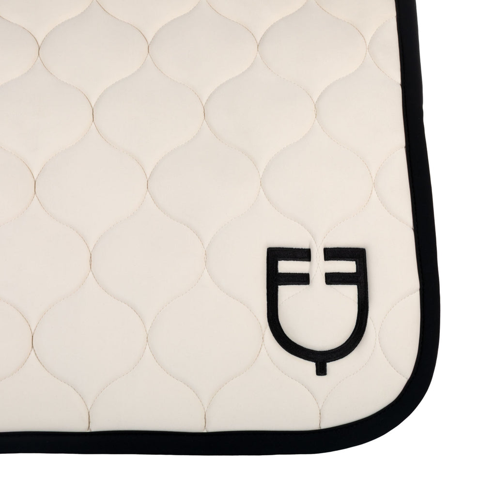Dressage saddle pad with onion quilting