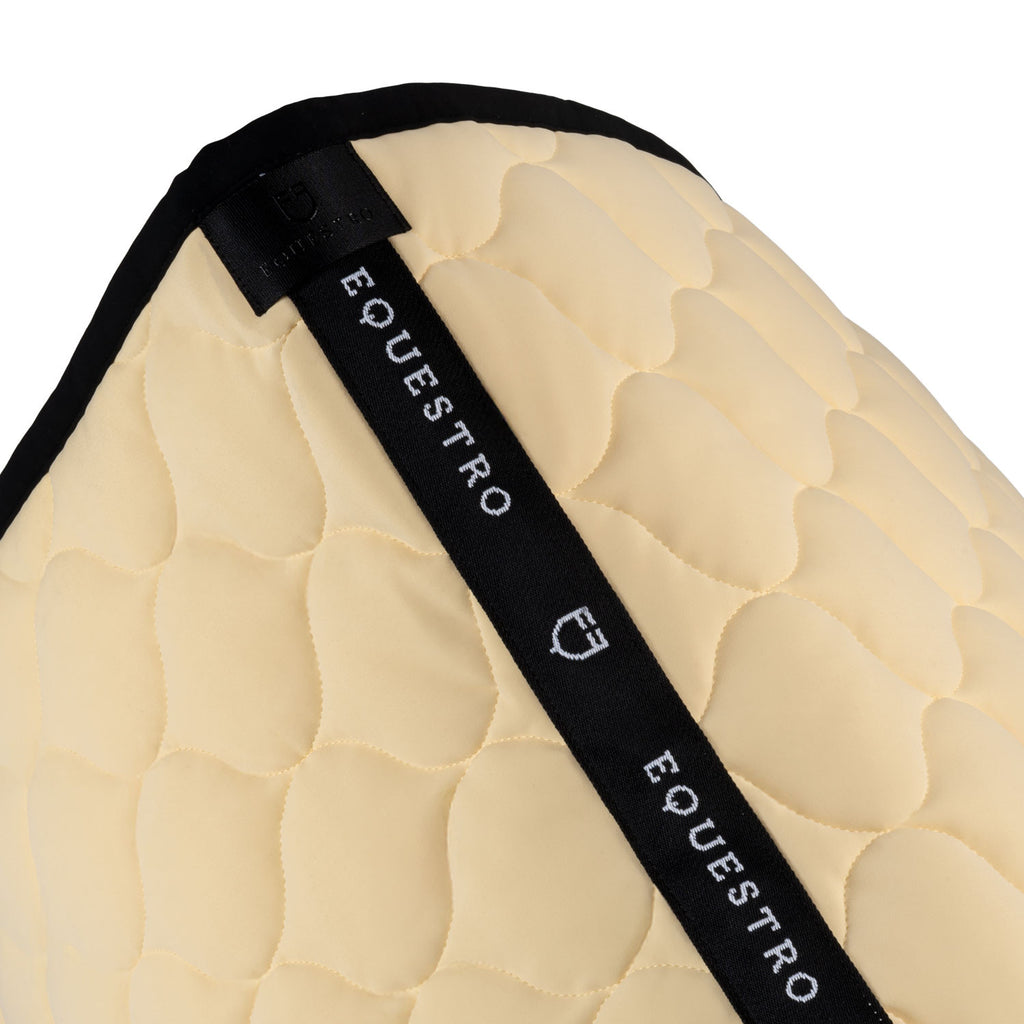 Dressage saddle pad with onion quilting