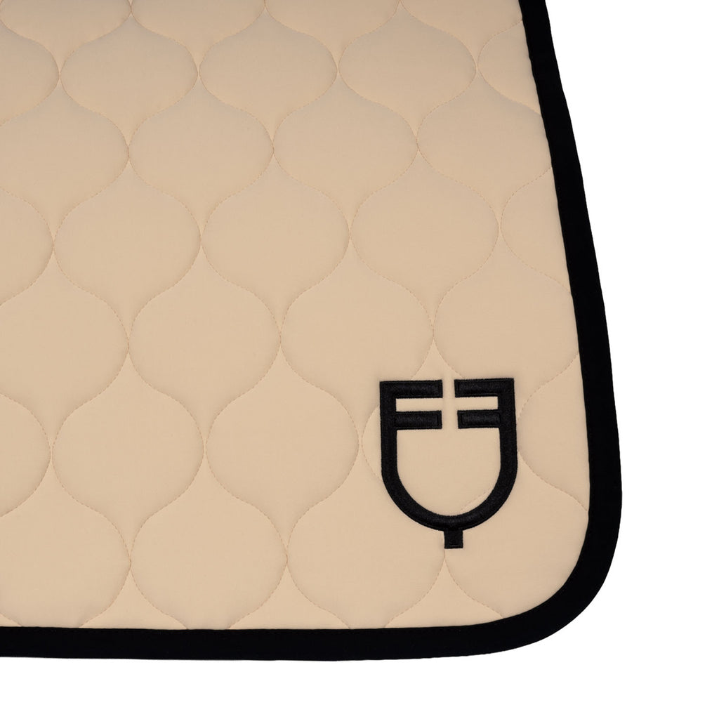 Dressage saddle pad with onion quilting