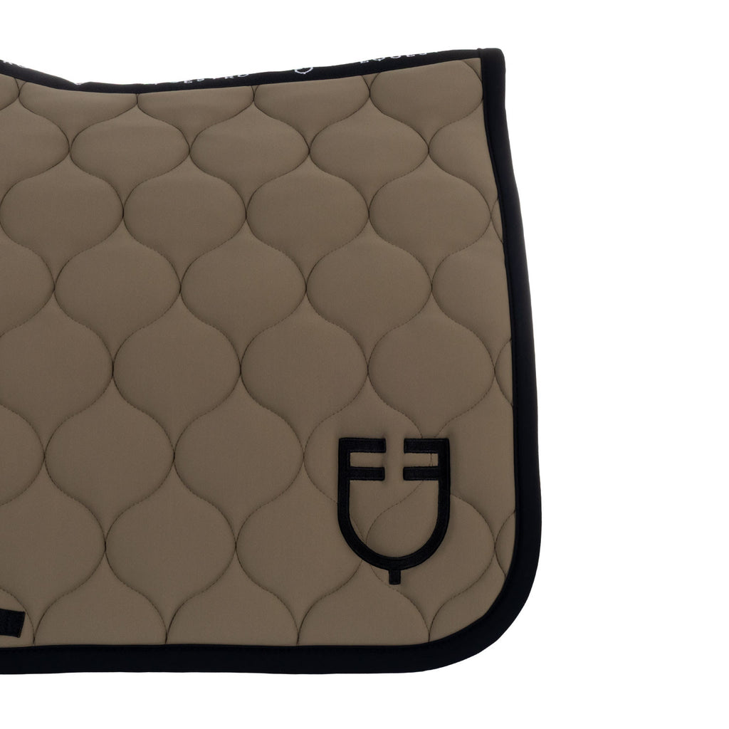 Dressage saddle pad with onion quilting