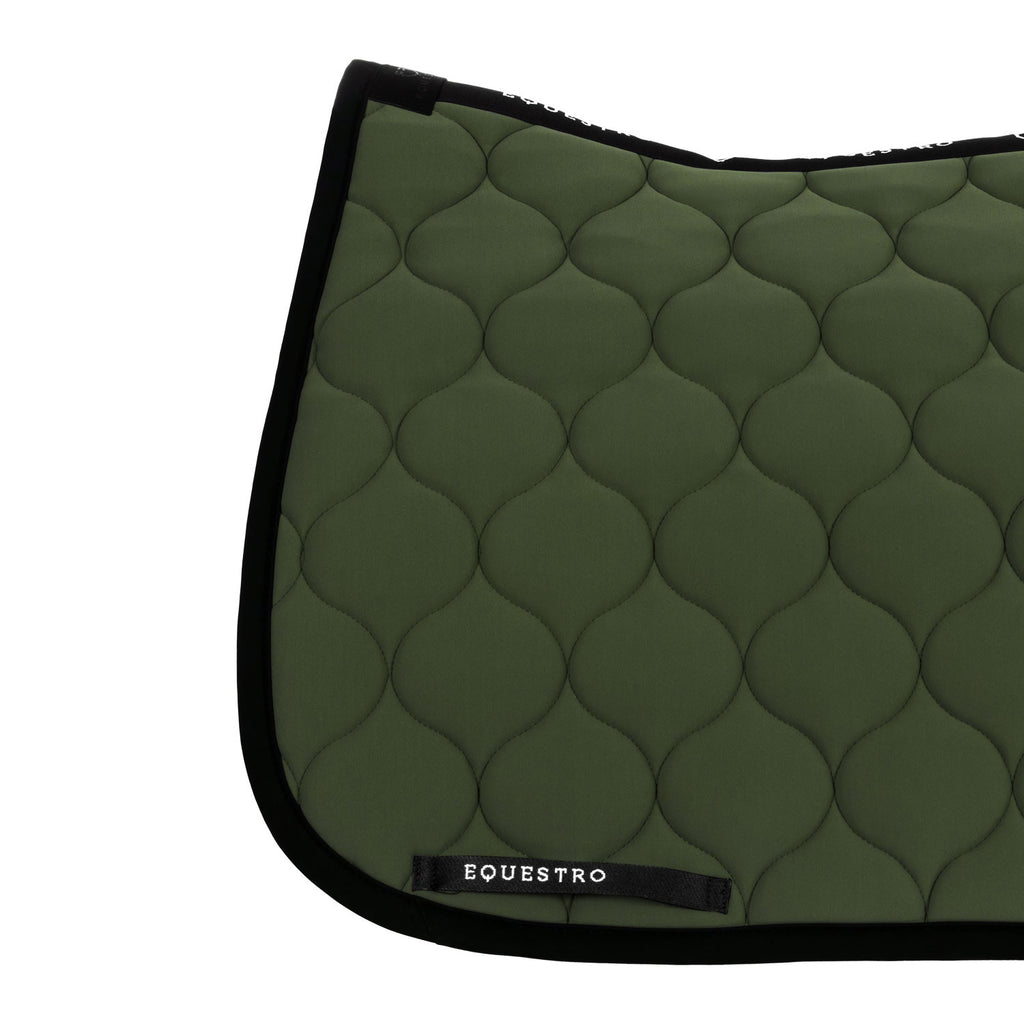 Dressage saddle pad with onion quilting