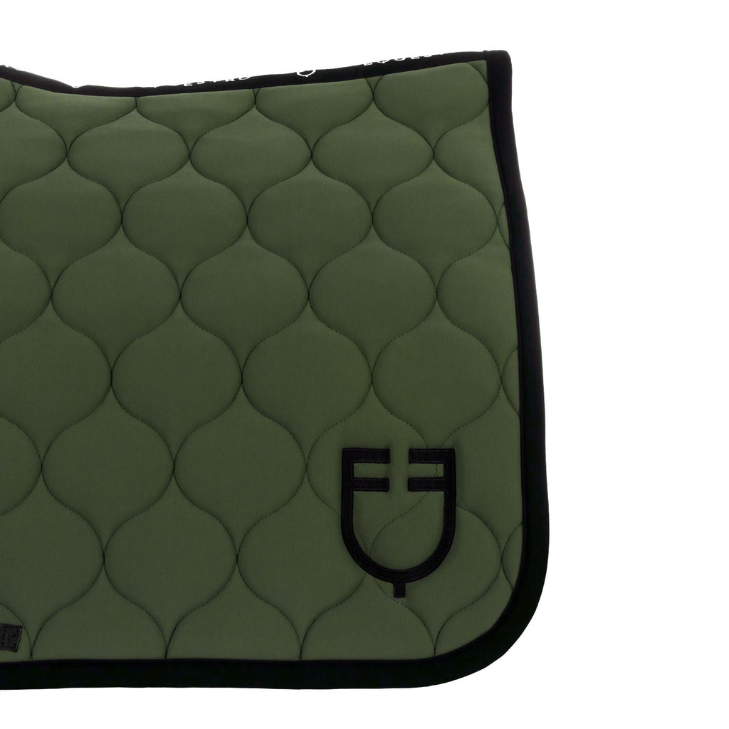 Dressage saddle pad with onion quilting