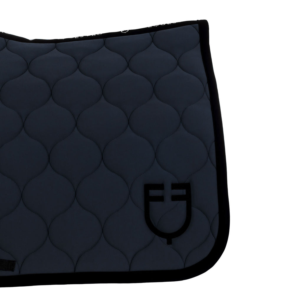 Dressage saddle pad with onion quilting