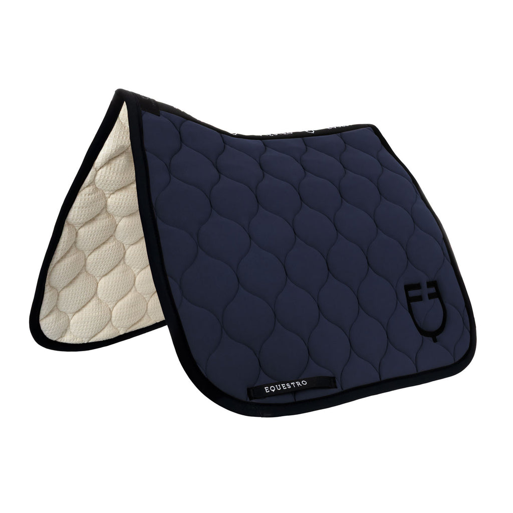 Dressage saddle pad with onion quilting