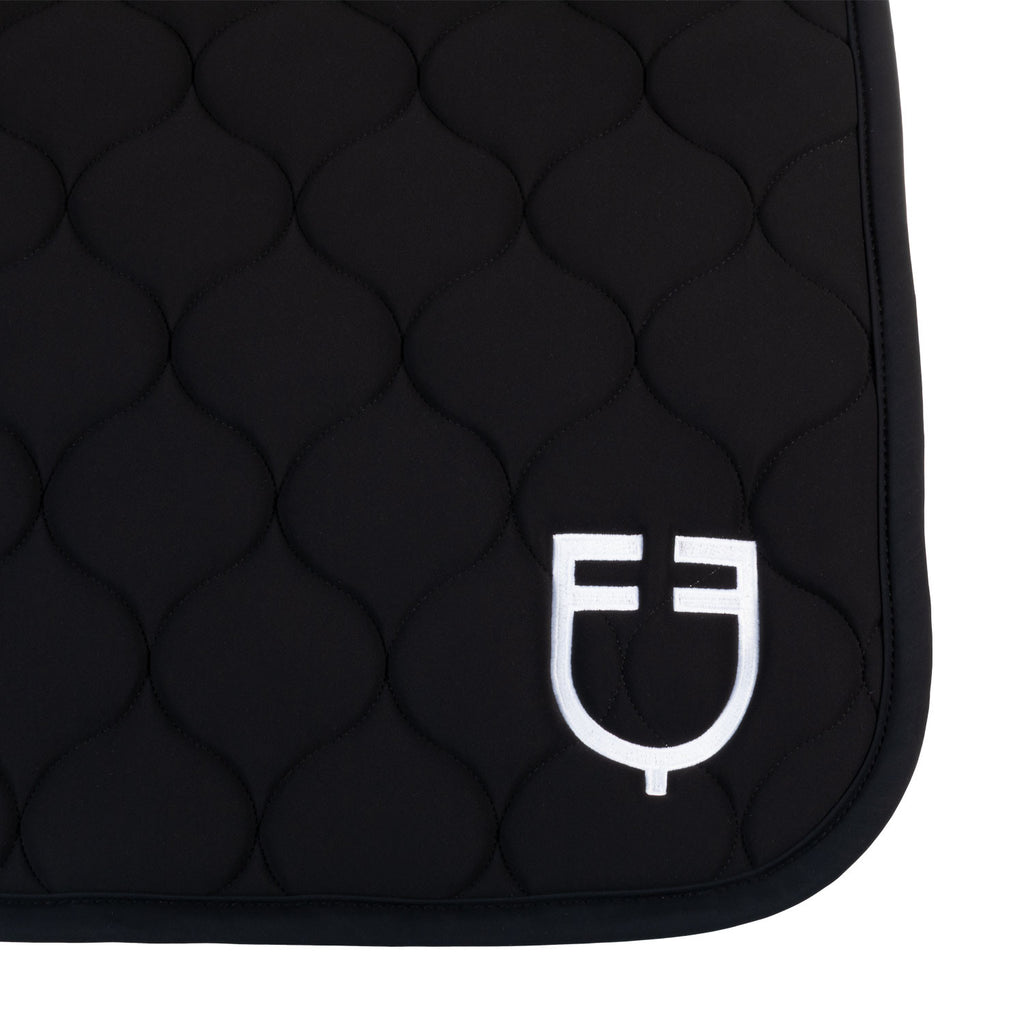 Dressage saddle pad with onion quilting
