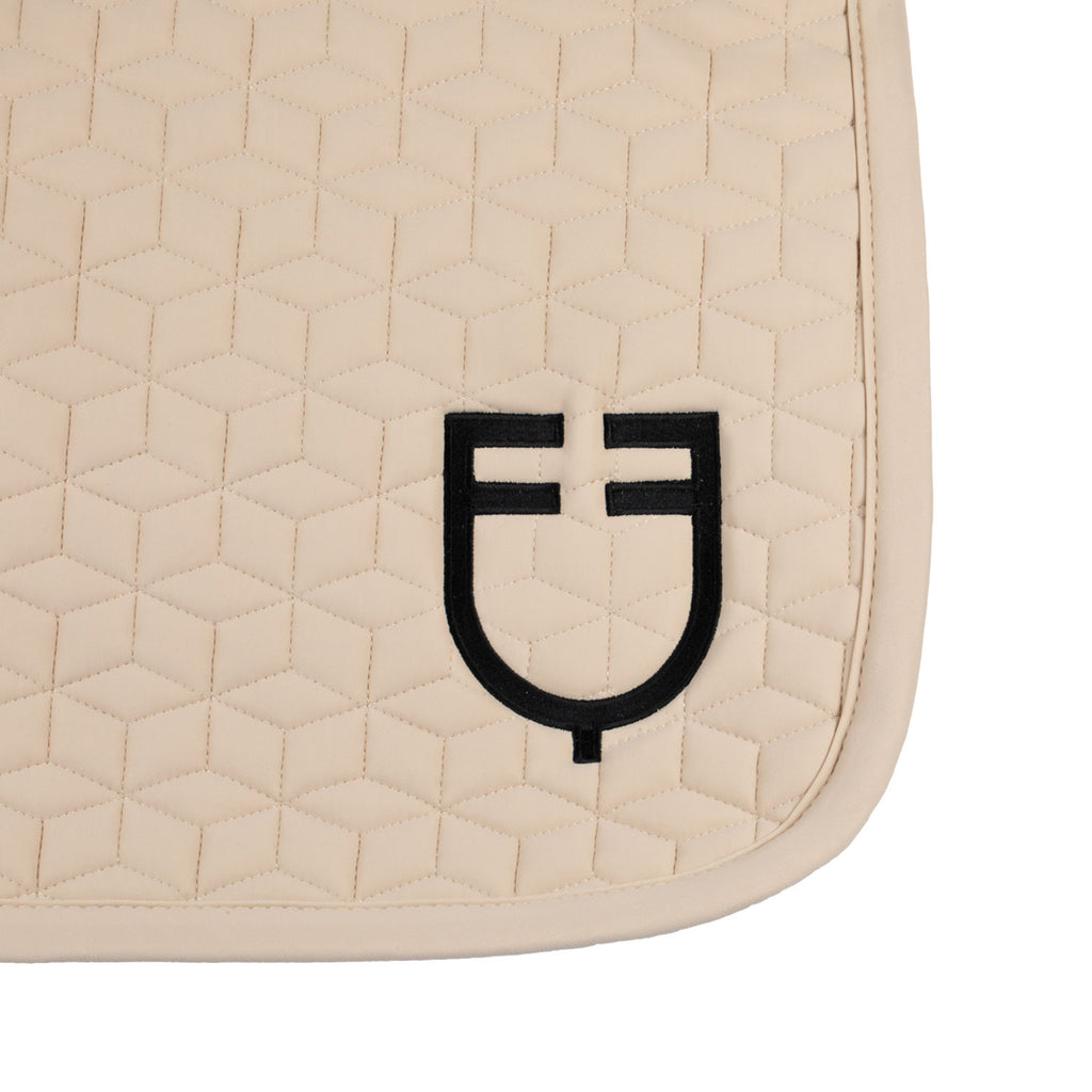 Dressage saddle pad with cube quilting