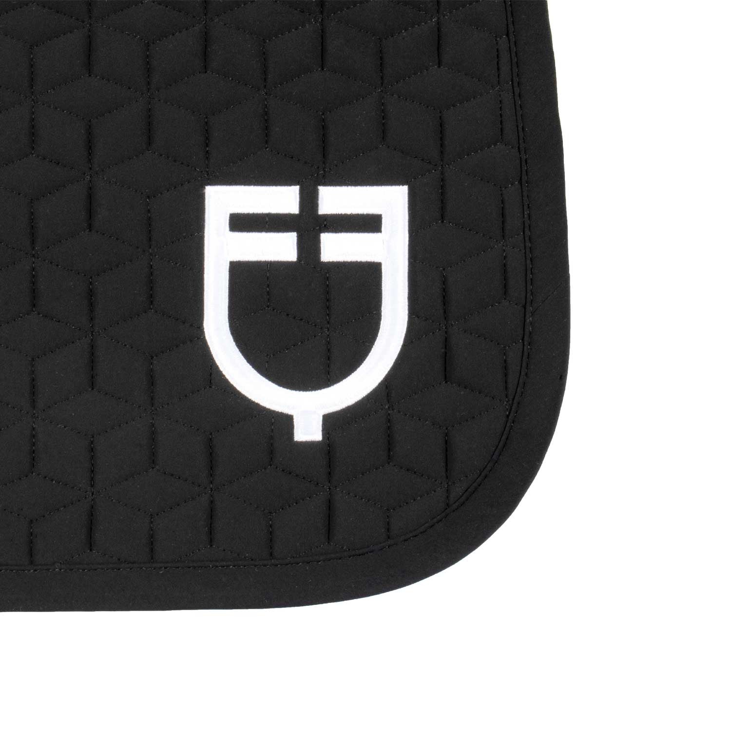 Dressage saddle pad with cube quilting