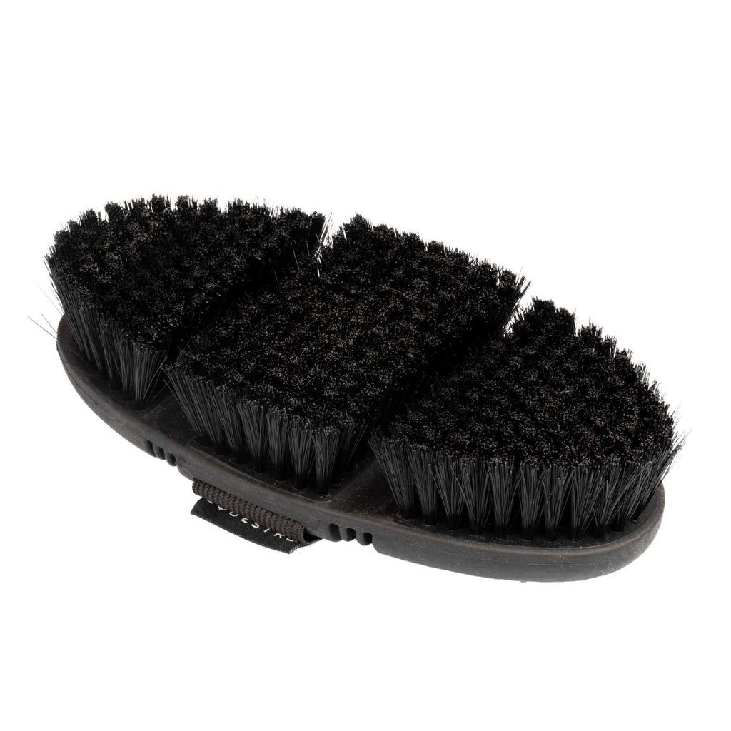 Flexible brush with short synthetic bristles