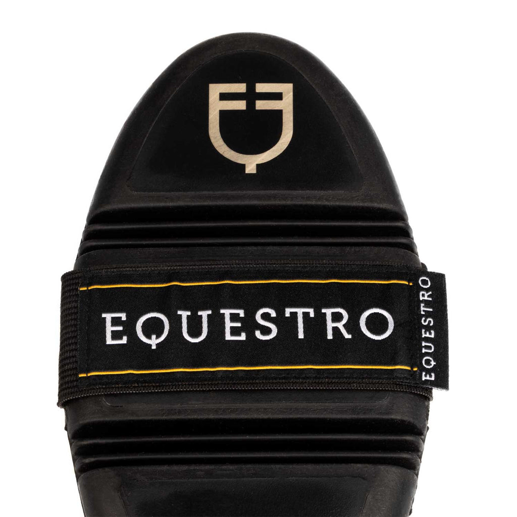 Flexible grooming brush with soft bristles