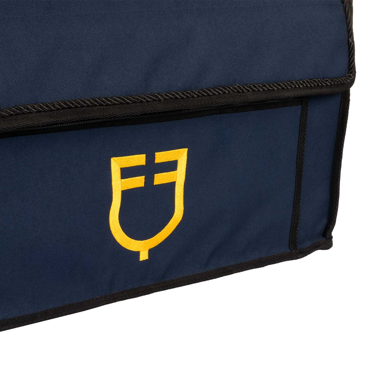 Grooming bag with bar
