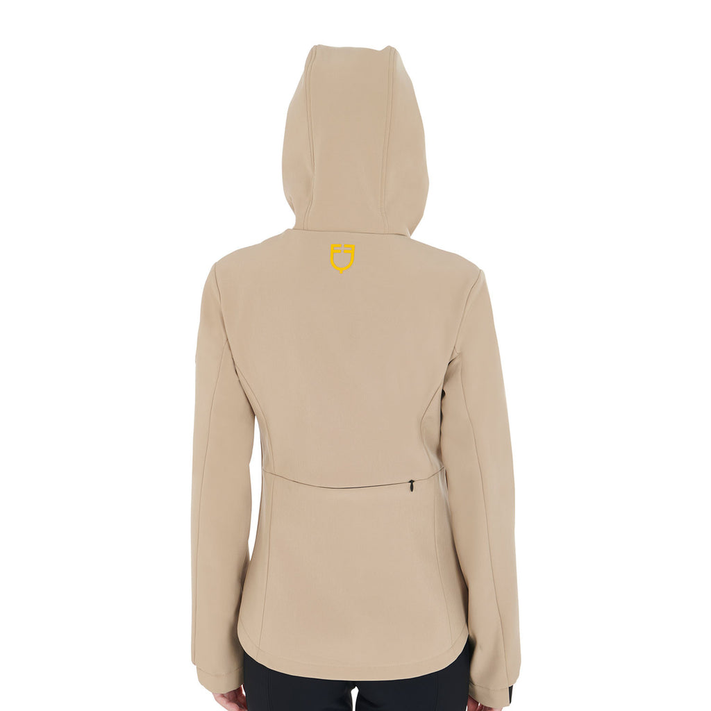 Women's slim fit softshell jacket with concealed pockets