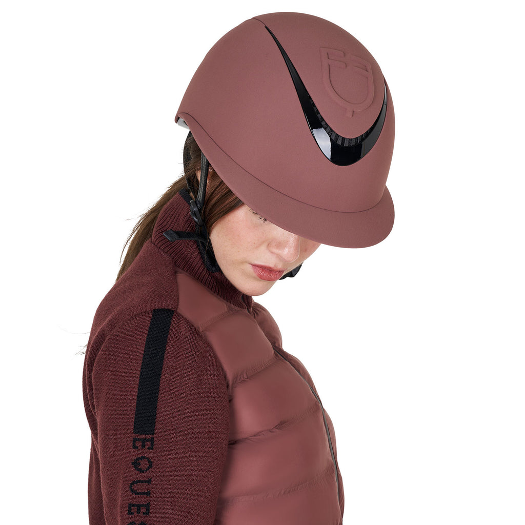 Women's helmet with wide visor and embossed logo homologation EN 1384-2023