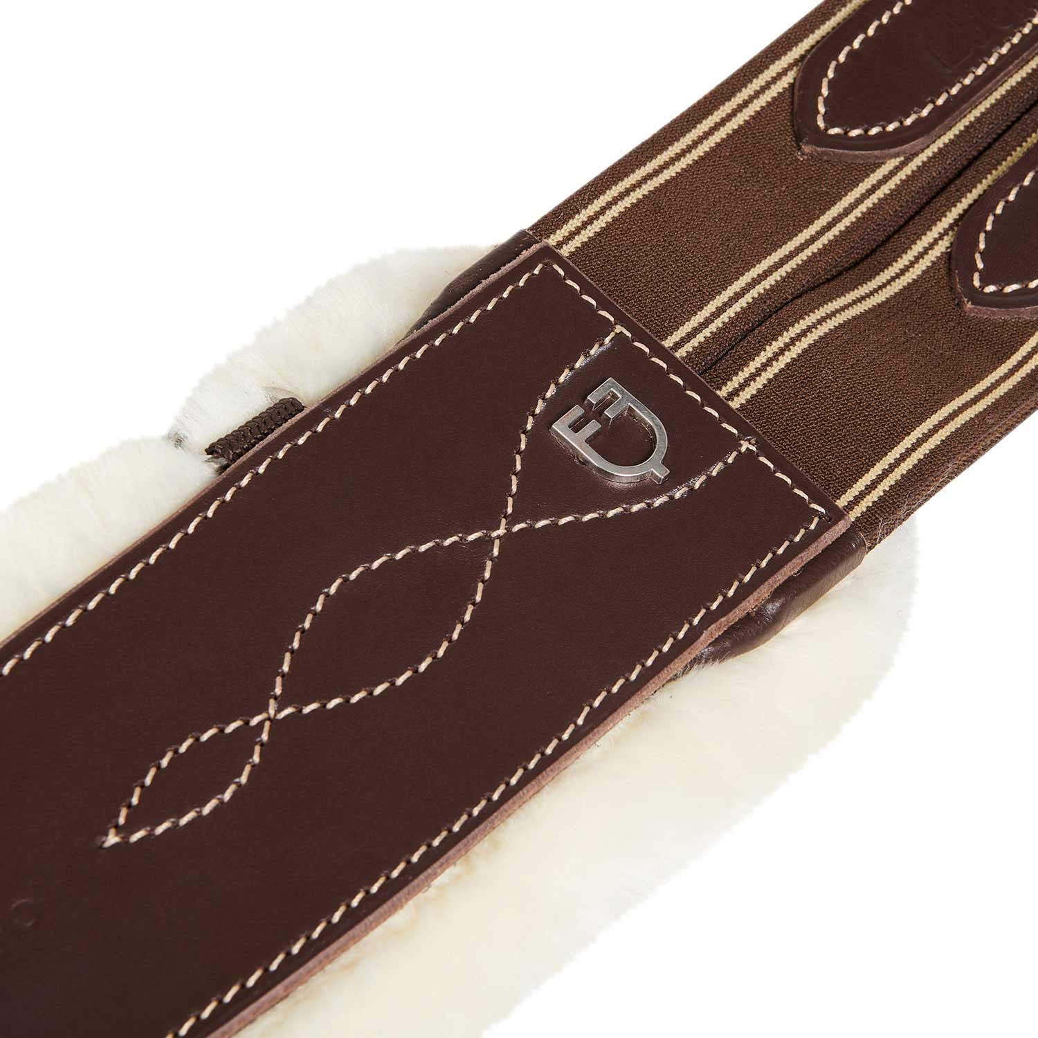 Jumping girth with synthetic lambskin