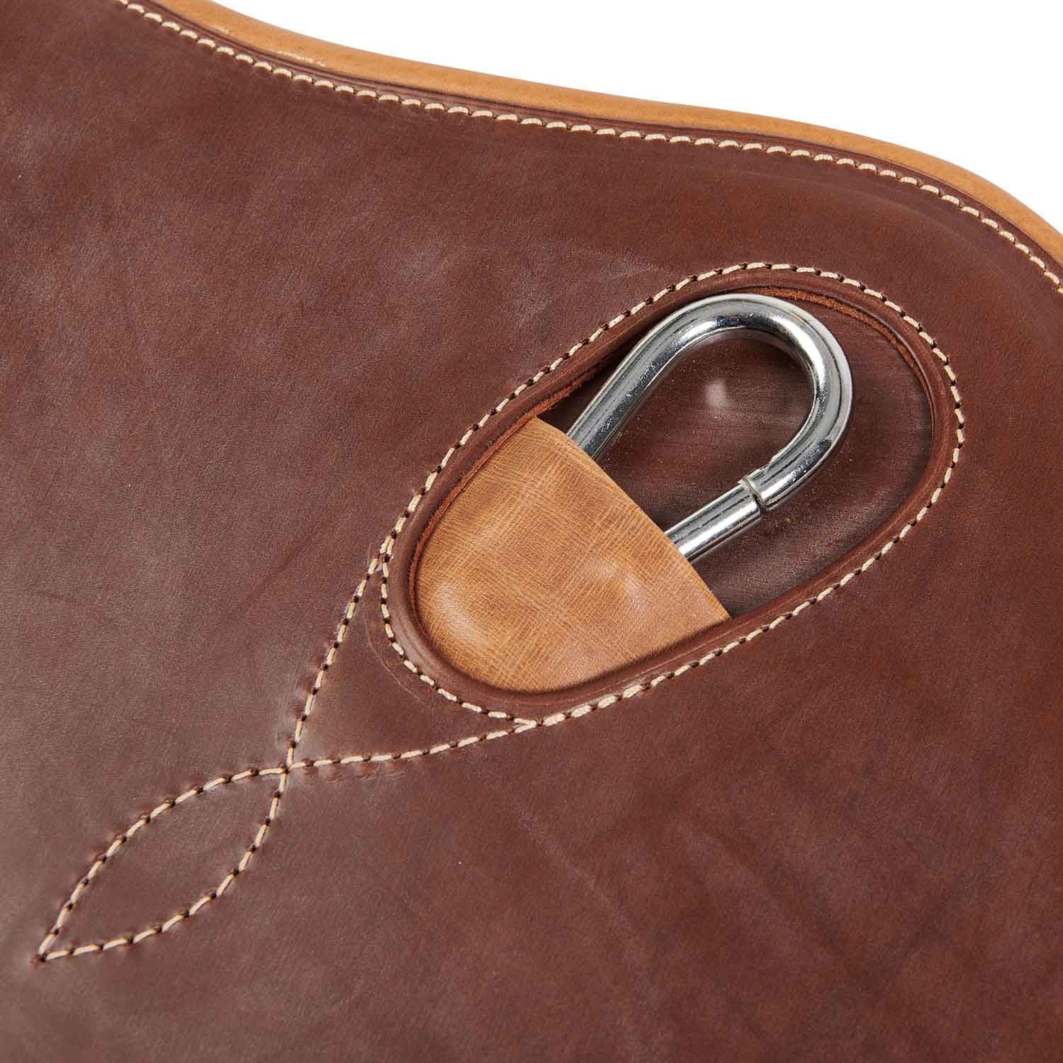 Jumping girth in leather with protectors
