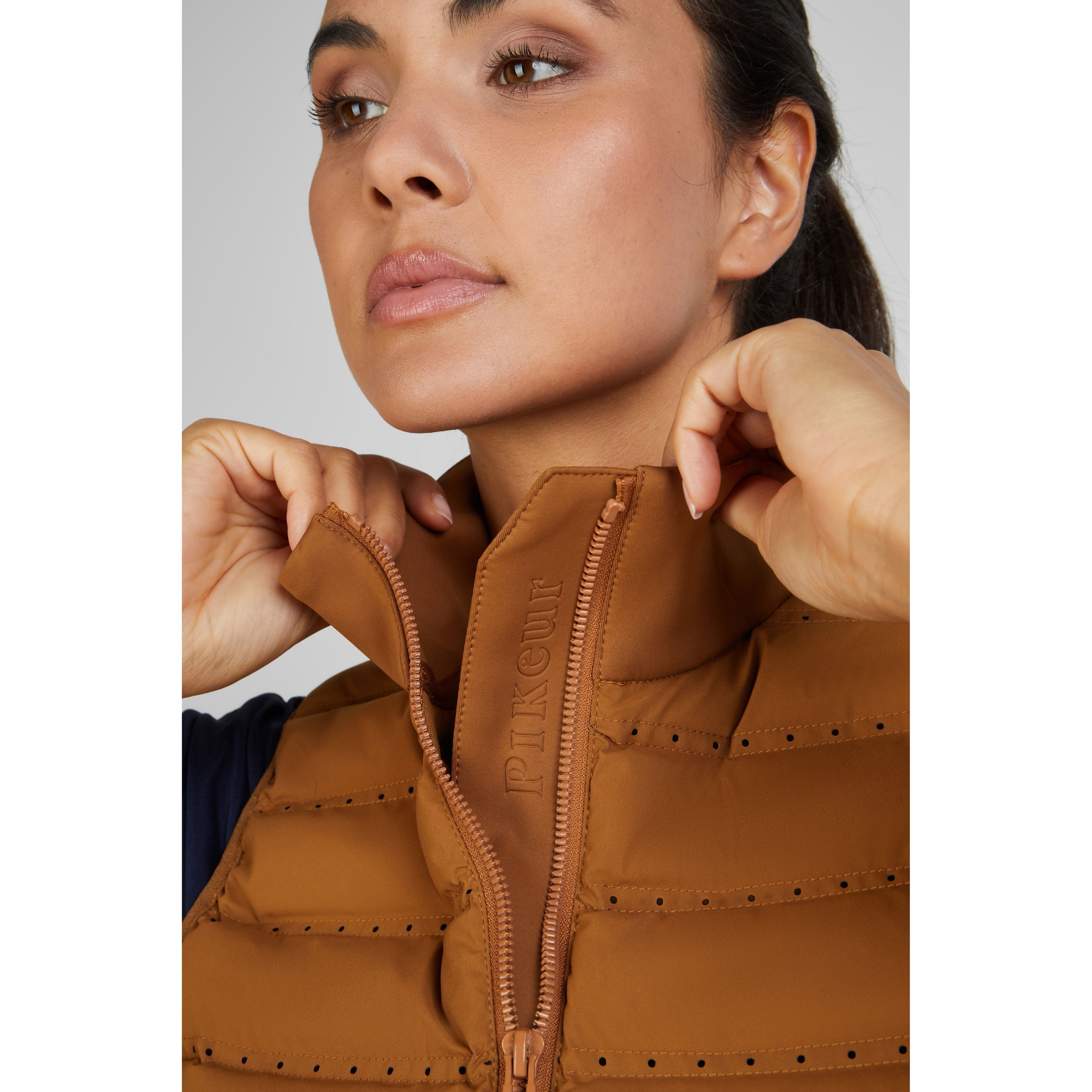 Pikeur SS25 Hybrid Vest 'Sports' 7003- Golden Caramel